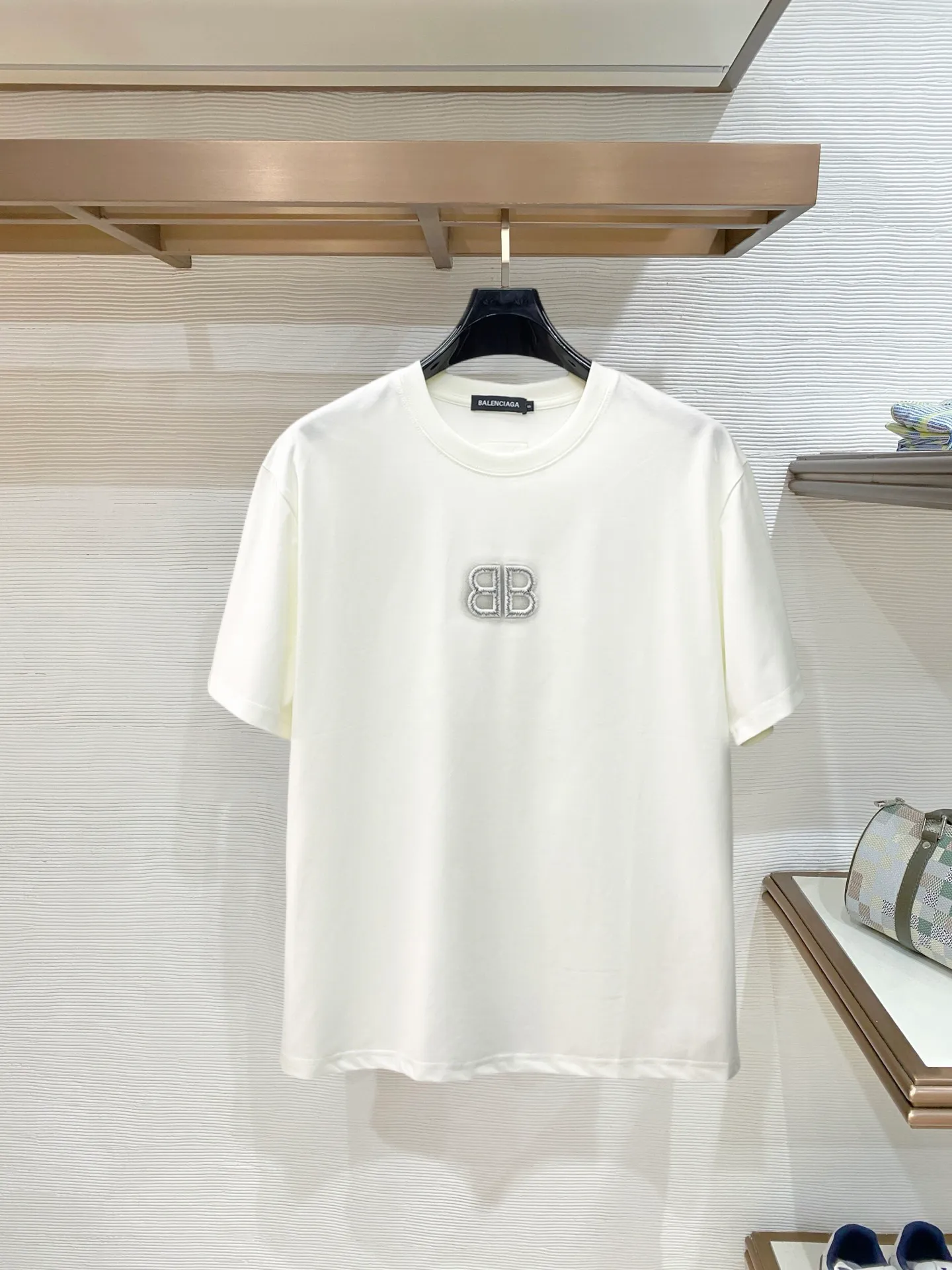 Balenciaga's high-end top-quality products 🐮2026 Spring and Summer New Arrival first counter, the latest New Arrival short-sleeved round neck T-shirt, Premium customized design, avant-garde and fashionable! Brand logo heavy craftsmanship design Premium customized 260g fabric. Soft to the touch. Comfortable to wear. Counter-level exquisite stitching. Fine workmanship. The upper body effect is incomparably handsome! A must-have item for men and women with the same style! Sizes: S~XXL When placing an order, please state your height and weight. The maximum wearing size is 210 pounds (one size larger)